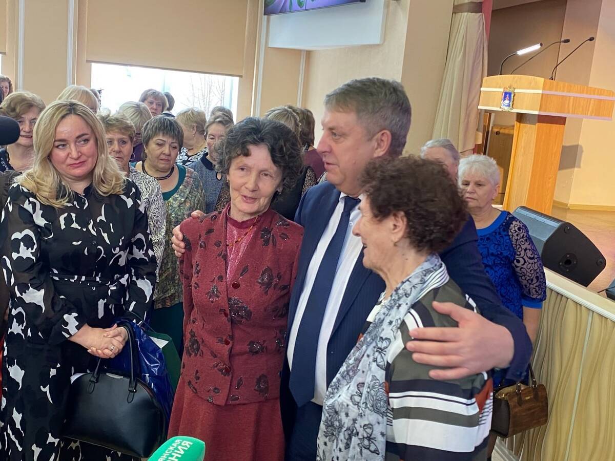 Александр Богомаз поздравил мам брянских защитников в Международным женским днем